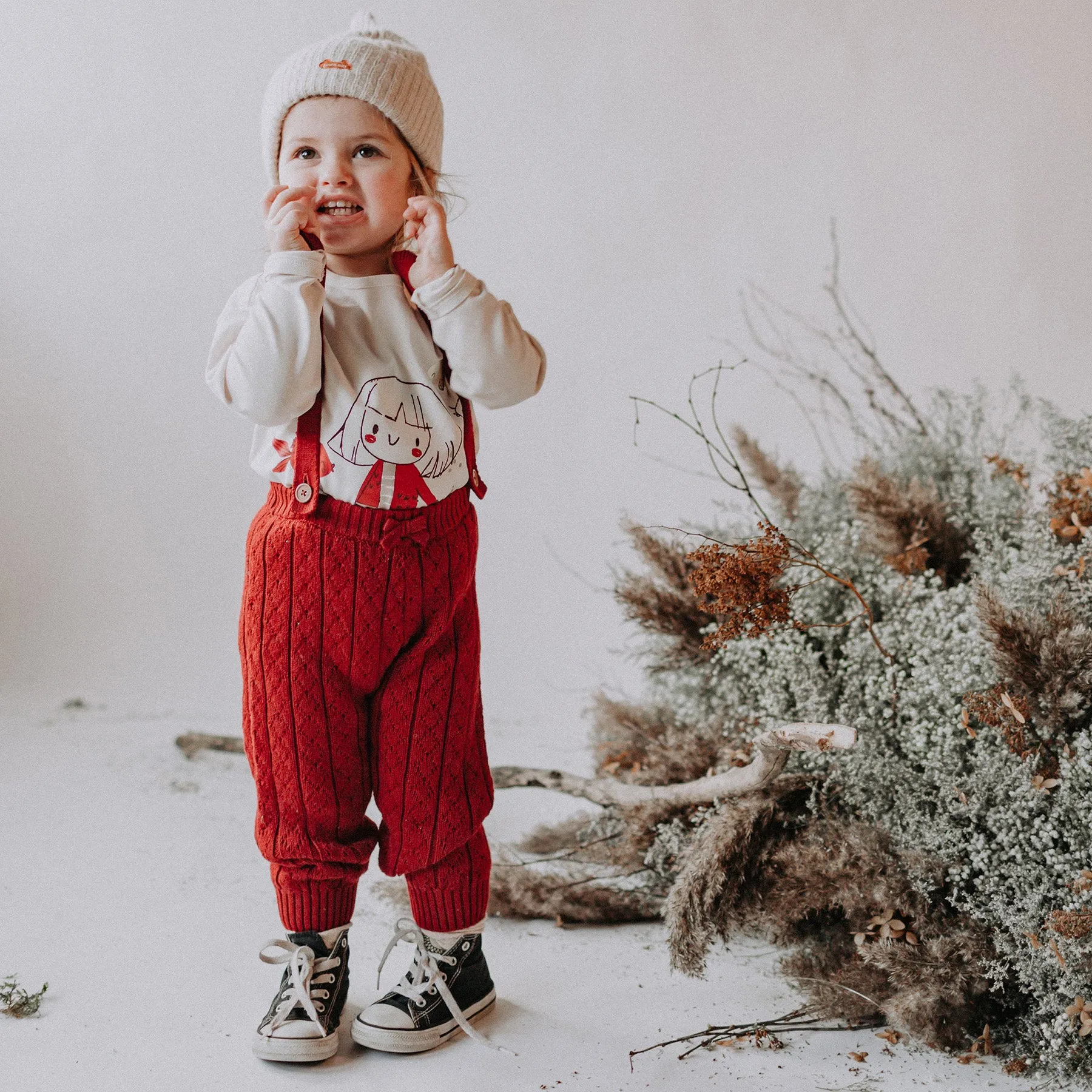 Pantalon de maille bourgogne à bretelles en polyester recyclé, bébé || Burgundy knitted pants in recycled polyester with straps, baby